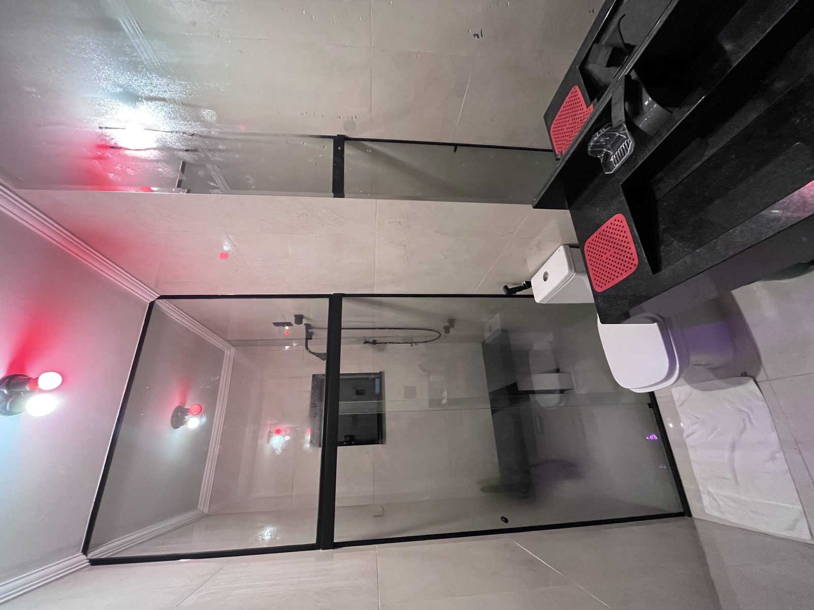 Banheiro com banco e Sauna privativa