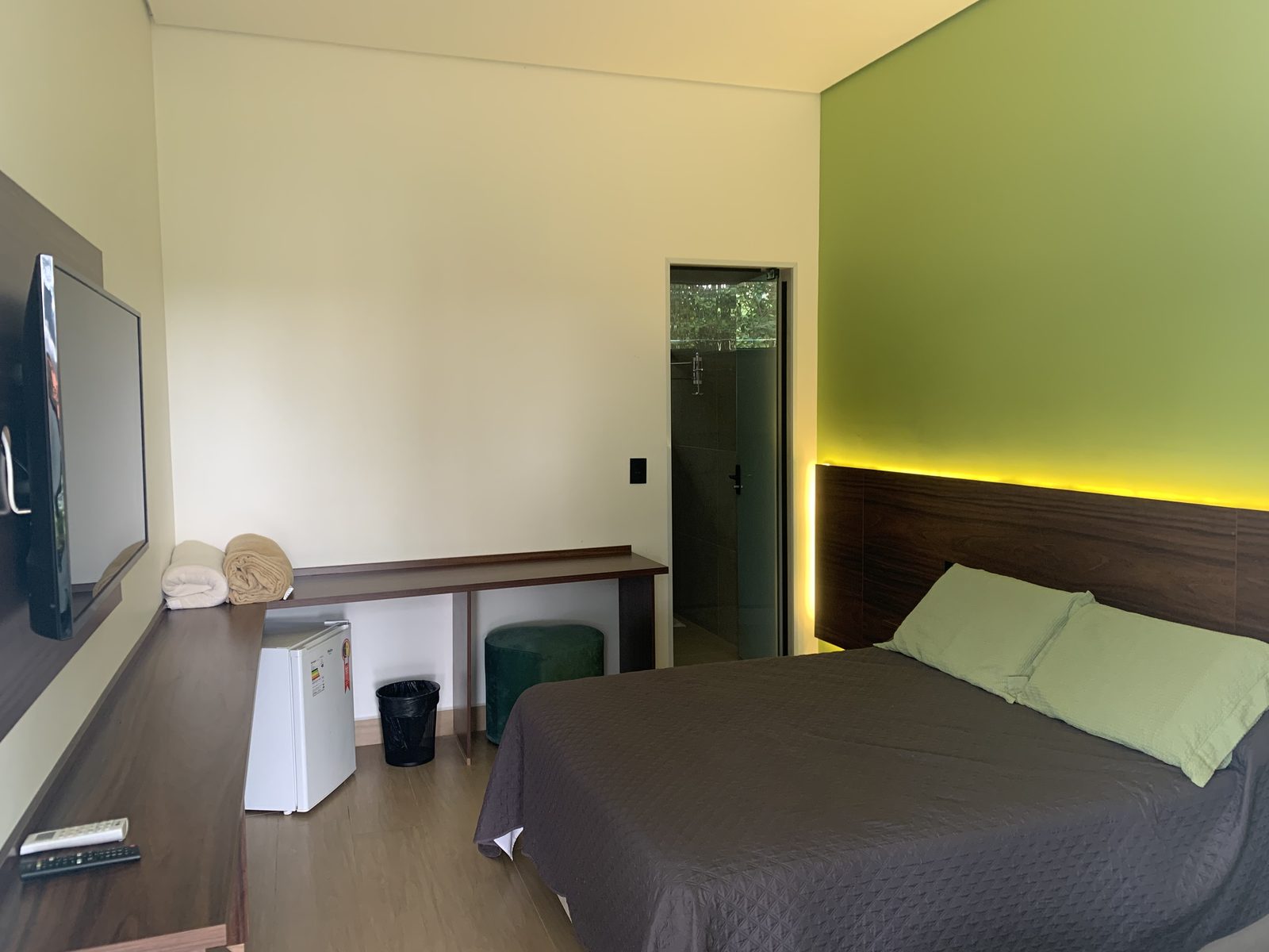 Standard Triplo com cama de casal, TV, frigobar, bancada de madeira e iluminação de led na cabeceira