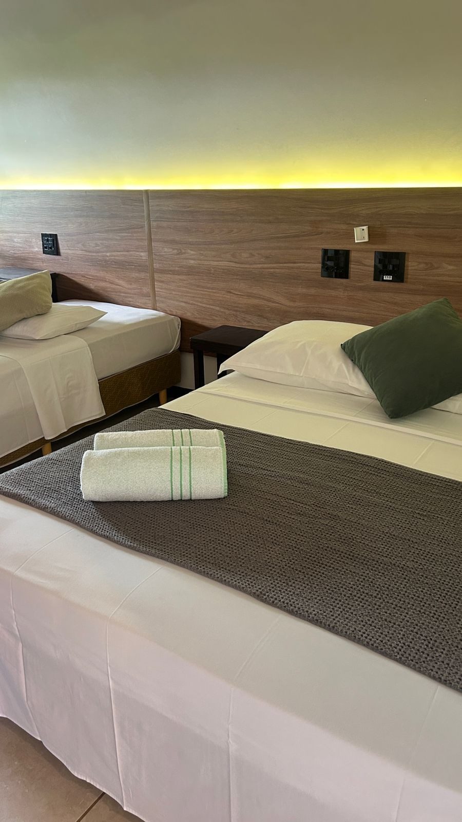 Quarto de hotel com decoracao moderna